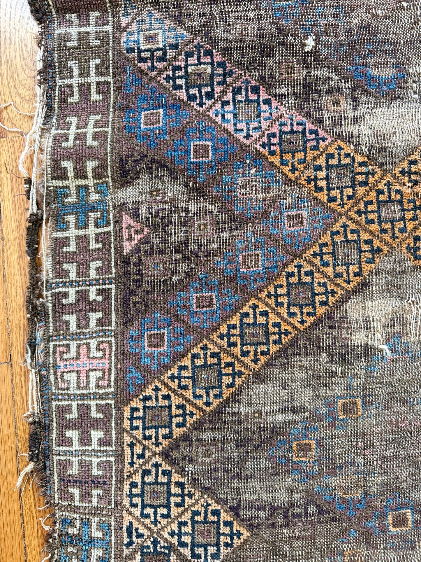 1022 | Moody 1920's Baluch with Midnight Indigo Field & Ember-Red Tribal Medallions | 2.6 x 3.5
